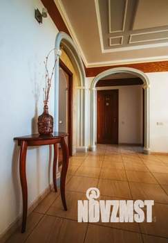 Дом 310м², 3-этажный, посуточно,