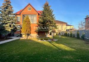 Дом 247м&sup2;, 3-этажный, участок 7 сот.  