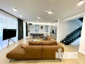 Коттедж 240м², 2-этажный, участок 6 сот.  
