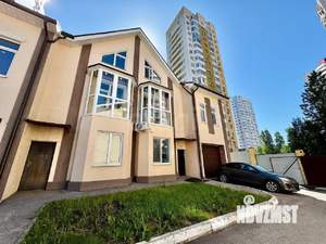 Дом 255м², 3-этажный, участок 15 сот.  